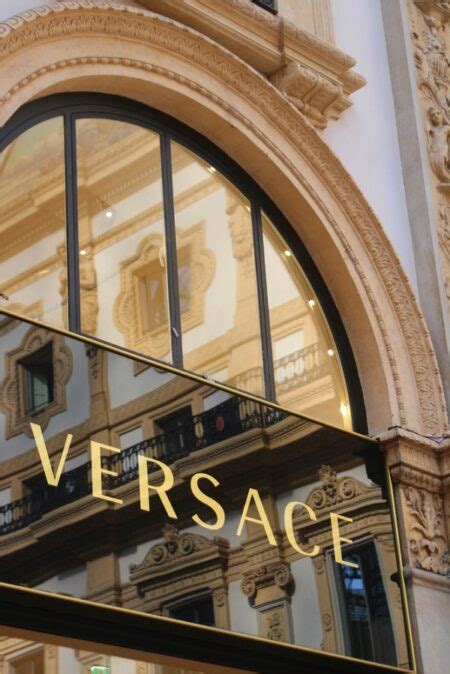 versace winkel brussel|Versace: het Italiaanse luxe modehuis opent een nieuwe boetiek .